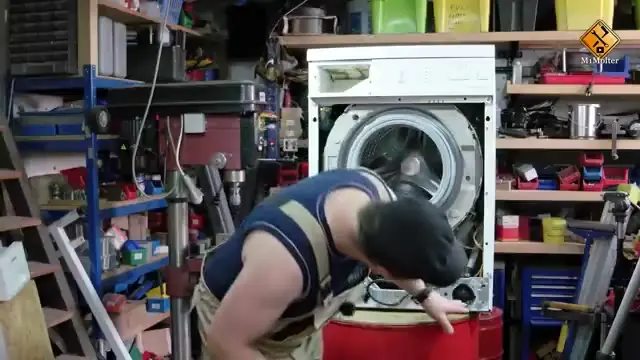 Schüssel unterstellen — jetzt kommt Wasser